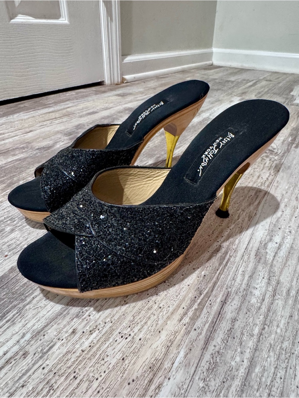 Betsey Johnson, VINTAGE high heel, glitter, polly pumps. Women's size 7 🖤🖤